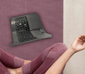 Wenn Laptops Yoga machen… aber nicht dafür gebaut sind! Oder ist die Tastatur für die Lenovo Yoga Serie?! Unser Lieferant hat wohl gedacht, wir testen die Flexibilität unserer Ware. Man könnte meinen, die Verpackung sei ein moderner Akrobatikact, das die Kunst des Krummlabens perfekt beherrscht. Aber keine Sorge: Wir schicken eure Bestellungen garantiert transportsicher raus! Schließlich will niemand einen Laptop mit "leichtem" Biegeschaden oder eine Tastatur, die auf Wunsch eine eigene kleine Yoga-Übung bemerkt.