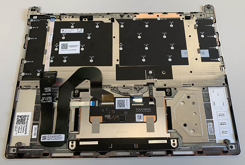 Bestechende Einfachheit im Gehäuseinneren. Bis auf die CPU und die Grafik sind alle Baueinheiten gesteckt und lassen sich dadurch problemlos austauschen.