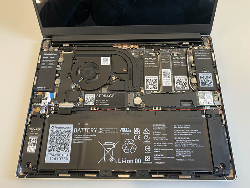 Durch die Lockerung weniger Schrauben auf der Gehäuseunterseite lässt sich das Bottom-Case entfernen. Danach lässt sich die magnetisch gesicherte Tastatur anheben und man erhält Zugang zu allen Bauteilen des Framework-Laptops.