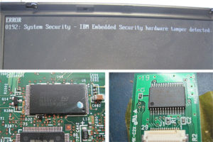 Oben: Die Fehlermeldung nach dem Mainboardtausch. Unten Links: Der BIOS Chip welcher die maßgeblichen Security-Infos enthalten hatte. Unten rechts: Der Security Chip