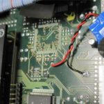 Pragmatische Lösung unserer Fachwerkstatt: Die CMOS Batterie wurde per Kabel direkt mit dem Mainboard verbunden. Das Bild zeigt das System bevor der darüber liegende Kühlkörper wieder montiert wurde.