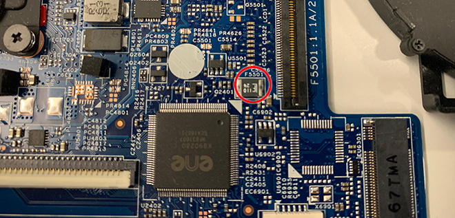 Laptop Bildschirm schwarz: Beispiel der aussgelösten SMD-Sicherung auf dem Mainboard, hier mit F 5501 bezeichnet. Der Steckverbinder für das Display befindet sich rechts daneben.