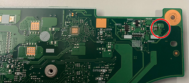 Laptop Bildschirm schwarz: Beispiel der aussgelösten SMD-Sicherung auf dem Mainboard, hier mit F1 bezeichnet. In diesem Fall befindet sich der Steckverbinder für das Display auf der gegenüberliegenden Seite des Mainboards.