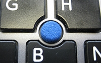 Toshiba Portege Z30-A Notebook Tastatur mit Mouse-Stick, der die Ursache dafür war, dass der Mauszeiger selbständig über den Bildschirm wandert.