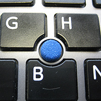 Toshiba Portege Z30-A Notebook Tastatur mit Mouse-Stick, der die Ursache dafür war, dass der Mauszeiger selbständig über den Bildschirm wandert.