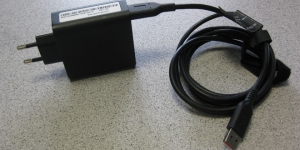 Netzteil Ladekabel defekt beim Lenovo Yoga 900-13ISK. Praktisches Netzteil mit fehleranfälligem USB Daten- / Ladekabel.