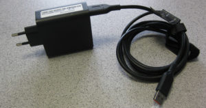 Netzteil Ladekabel defekt beim Lenovo Yoga 900-13ISK. Praktisches Netzteil mit fehleranfälligem USB Daten- / Ladekabel.