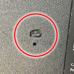 Die Öffnung für den Battery-Reset. Den Reset kann man z.B. mit einer Büroklammer durchführen.