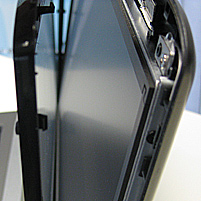 Notebook Display Systemwechsel. Beim Medion Akoya sind der Touchscreen und das Display getrennte Einheiten.