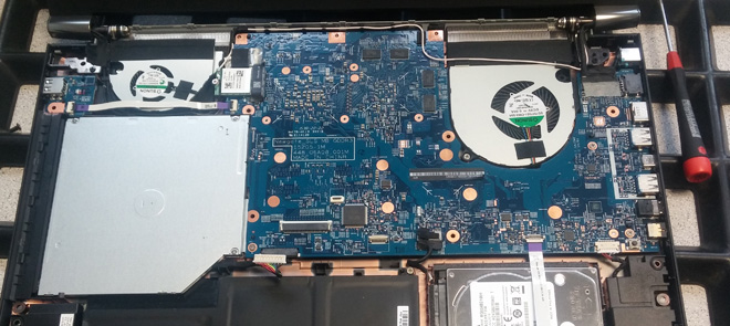 Notebook Festplatte defekt. Das geöffnete ACER Aspire Nitro VN7-792G. Um die zusätzliche SSD einzubauen muss das Mainboard ausgebaut werden.