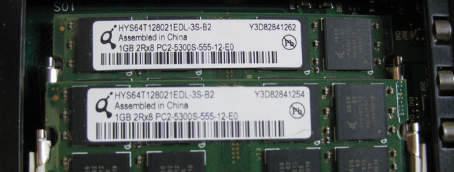 Notebook RAM erweitern: Das Toshiba Satellite L350-153 unseres Kunden war mit ursprünglich 2 x 1 GB RAM-Modulen ausgestattet.