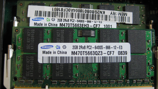 Notebook RAM erweitern: 2 x 2GB RAM Module im Toshiba Satellite L350-153.