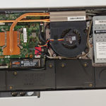 Notebook SSD Festplatte defekt: Der Standfuß des HP Envy 34-b051ng ist unten geöffnet und die Technik sichtbar. Hier ist die neue SSD Festplatte schon eingesetzt.