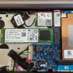 In der Bildmitte die defekte Notebook SSD Festplatte.