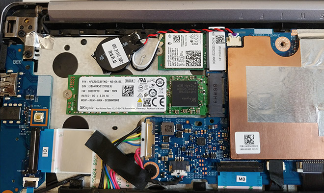 In der Bildmitte die defekte Notebook SSD Festplatte.