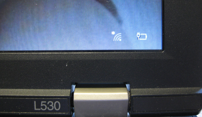 Die Notebook-Strombuchse arbeitet wieder einwandfrei, wie man am Lade-Icon des Lenovo ThinkPad L530 erkennen kann.