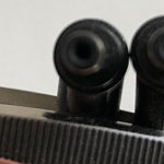 Steckervergleich zwischen dem Replacement Netzteil und dem Original ASUS Notebook Netzteil: Der Innendurchmesser beim replacement Netzteil (links) ist etwas größer, deshalb sitzt der Stecker tendenziell auch etwas Wacklig in der Buchse.