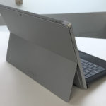 Das Microsoft Surface Laptop 2 aufgeklappt von der Rückseite betrachtet.