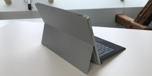 Das Microsoft Surface Laptop 2 aufgeklappt von der Rückseite betrachtet.