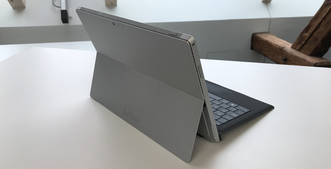 Das Microsoft Surface Laptop 2 aufgeklappt von der Rückseite betrachtet.