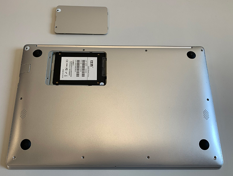 Unterseite des T-BAO Notebooks mit geöffneter Serviceklappe zur SSD Festplatte.