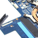 Die defekte SATA-Anschlussbuchse ist bereits entlötet und das Ersatzteil liegt bereit um mit dem Mainboard verschraubt und verlötet zu werden. Schön zu sehen auch das Schaumstoffteil zum späteren Schutz der Festplatte.