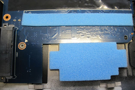 Links der SATA Connector. Von rechts wird dann die Festplatte an den Schaumstoffteilen entlang in den Einschubschacht geschoben.