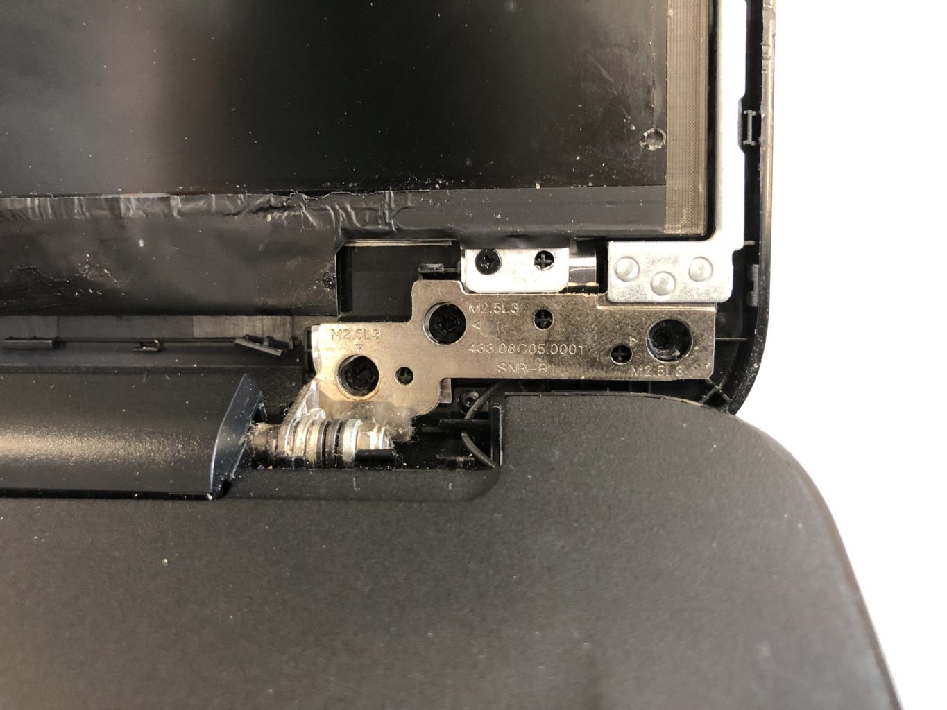 Schwachstelle HP Notebook Gehäuse: Die Aufnahmen der Scharnierverschraubung sind ausgebrochen.