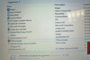 Der Screenshot zeigt, dass ganz viele Programme am gleichen Tag installiert wurden, das deutet darauf hin, dass da ein ganzes Paket an ungewünschter Software zusammen den Weg auf den PC gefunden hat.