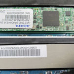 Unten: Original SSD. Oben: Die neue SSD mit der darunter liegenden Adapterplatine.