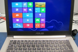 Das ASUS UX31A nach Abschluss der Reparatur und Installation von Win 8.