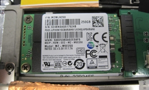 Die Samsung 850 EVO mSATA SSD-Festplatte - 250GB ist eingebaut.