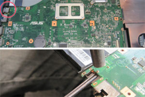 Das Notebook ist geöffnet und das Mainboard zugänglich. Oben links sieht man die gebrochene Strombuchse (rot gekennzeichnet). Unten: Nach dem entlöten der defekten Strombuchse wird auch noch der noch in der Platine verbleibende Rest des gebrochenen Pins per Heißluft entlötet.