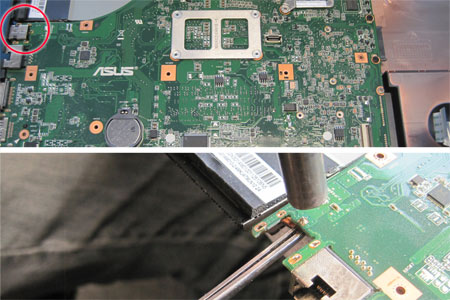 Das Notebook ist geöffnet und das Mainboard zugänglich. Oben links sieht man die gebrochene Strombuchse (rot gekennzeichnet). Unten: Nach dem entlöten der defekten Strombuchse wird auch noch der noch in der Platine verbleibende Rest des gebrochenen Pins per Heißluft entlötet.