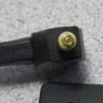 Im Stecker des minderwertigen Notebook Replacement Netzteiles steckt noch der abgerissene Innenstift der Strombuchse.