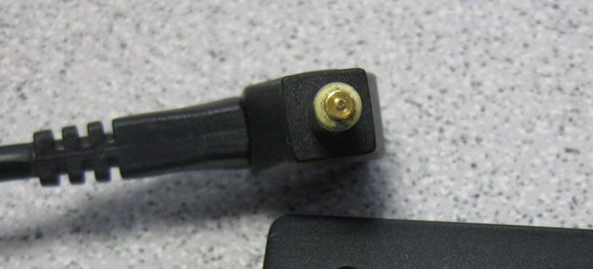 Im Stecker des minderwertigen Notebook Replacement Netzteiles steckt noch der abgerissene Innenstift der Strombuchse.