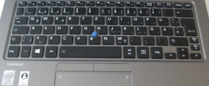 Die Tastatur des Toshiba Portege Z30-A Notebook: In der Mitte der Mouse-Stick, der die Ursache dafür war, dass der Mauszeiger selbständig über den Bildschirm wandert.