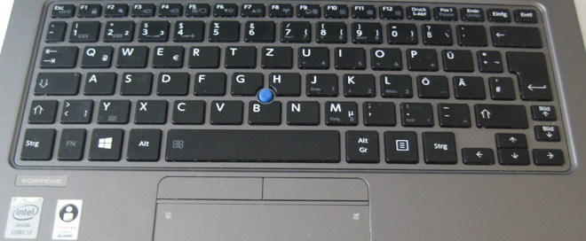 Die Tastatur des Toshiba Portege Z30-A Notebook: In der Mitte der Mouse-Stick, der die Ursache dafür war, dass der Mauszeiger selbständig über den Bildschirm wandert.