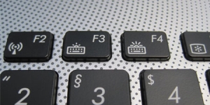 Die Tastaturbeleuchtung, deren Helligkeit üblicherweise stufenlos per FN+F3 (dunkler) und FN+F4(heller) einstellbar ist, funktionierte nach einem Mainboardtausch nicht mehr.