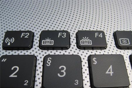 Die Tastaturbeleuchtung, deren Helligkeit üblicherweise stufenlos per FN+F3 (dunkler) und FN+F4(heller) einstellbar ist, funktionierte nach einem Mainboardtausch nicht mehr.