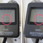 Per USB-Strommesser wurde der Ladestrom, der über die USB Buchse fließt, gemessen. Das Bild zeigt links den viel zu niedrigen Wert von um die 0,5 A (Smartphone-Ladekabel) und rechts den korrekten Wert von 1,81 A nachdem das Original Tablet-Ladekabel verwendet wurde.