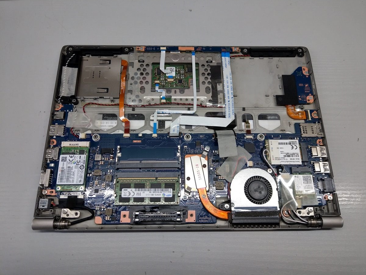 Nachdem das Toshiba Portége Z30 geöffnet wurde kann man die einzelnen Komponenten auf dem Mainboard erkennen.