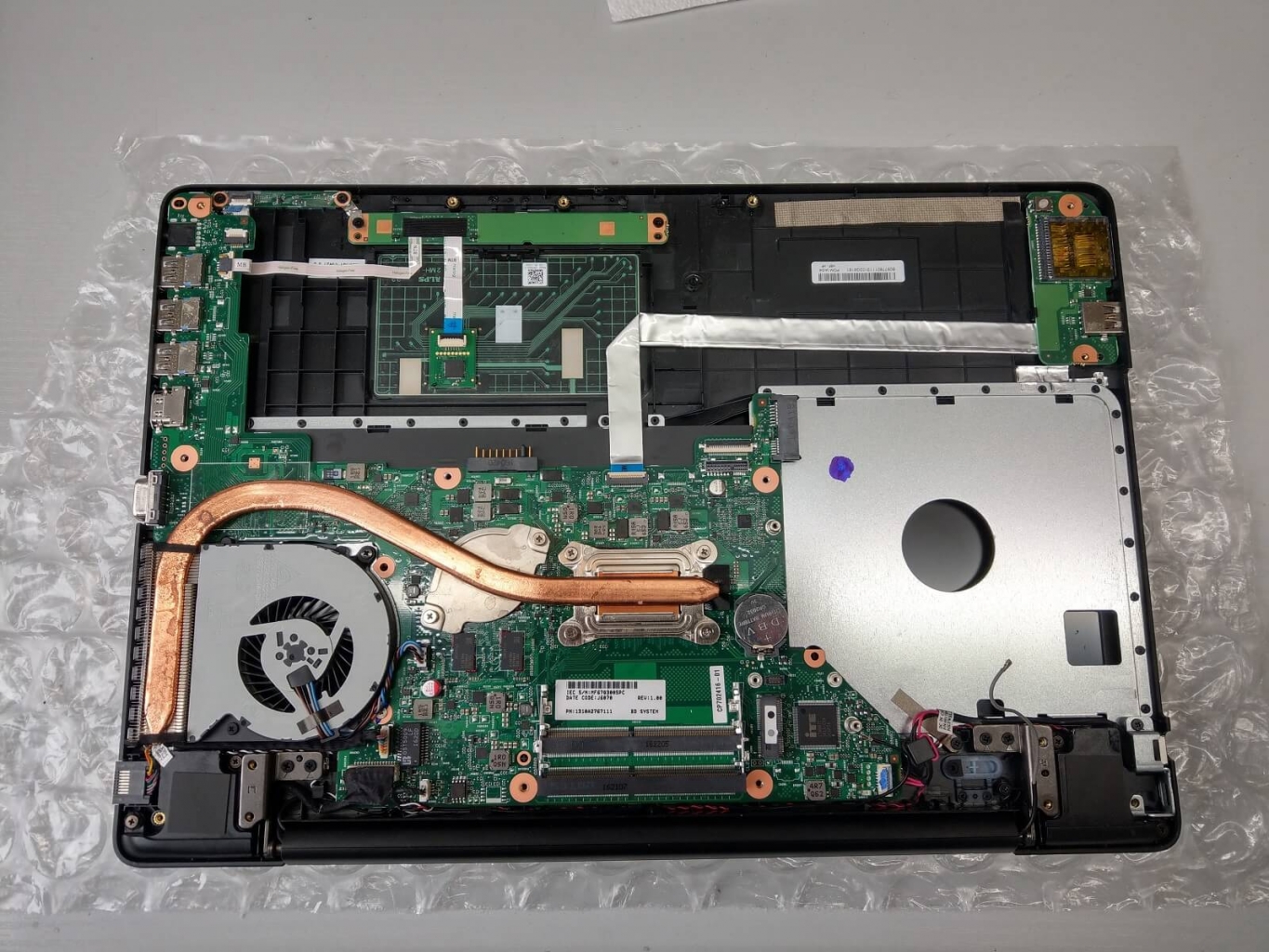 Die Unterseite des Fujitsu LifeBook A556/G, die Abdeckung wurde abgenommen, sodass man das Mainboard des Gerätes sehen kann. 